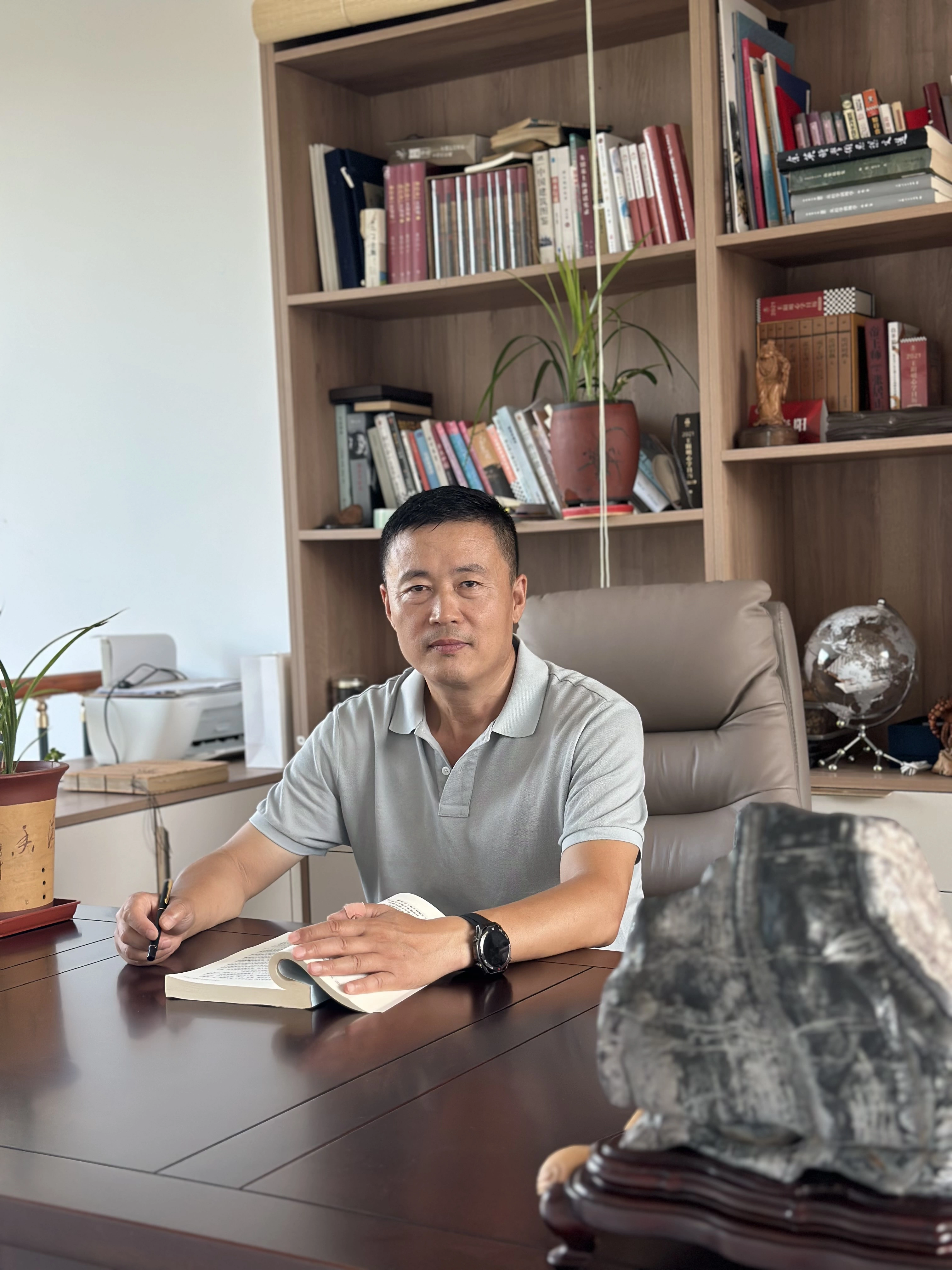 谷子山食品创始人王春光在书房阅读